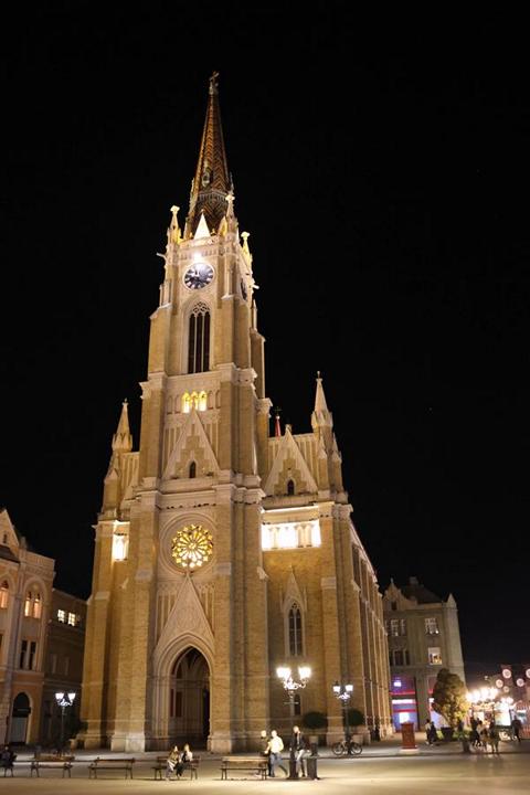 Die katholische Marienkirche, auch Kirche Maria Namen oder Župna crkva Imena Marijinog, ist das größte Gotteshaus in Novi Sad. Sie enthält einen handgehobelten Holzaltar und Fenster aus Tiroler Farbglas