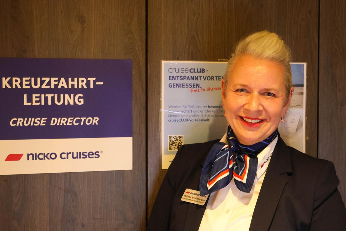 Kreuzfahrtdirektorin Stefanie Broichhausen auf dem Flusskreuzfahrtschiff VIKTORIA. Wenn das historische Niedrigwasser der Donau den gesamten Fahrplan umwirft, schlägt ihre Stunde. Mit kühlem Kopf, logistischer Meisterleistung und unermüdlichem Einsatz sorgt sie im Hintergrund dafür, dass die Reise trotz aller Widrigkeiten für die Passagiere in Wien reibungslos und erlebnisreich weitergeht