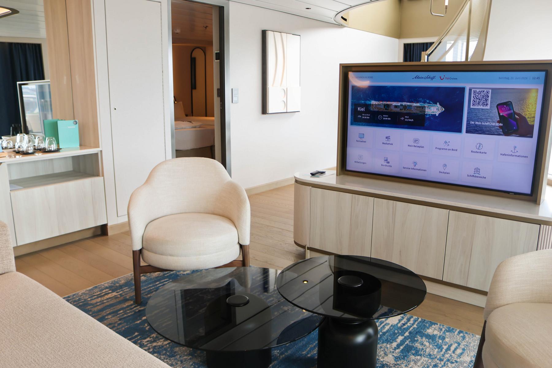 Der untere Bereich der Große Freiheit Suite auf der „Mein Schiff Relax“ (Eingangsebene auf Deck 9) bietet auf rund 44 m² ein luxuriöses Raumgefühl. Ein hochwertiges Fernglas gehört zur festen Premium-Ausstattung der Suiten