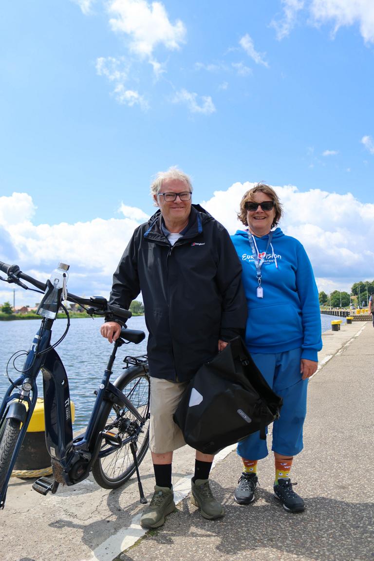 Ilona Roth Wiedmer mit Ehemann Claude auf einer Etappe der Radreise am Hafenanleger von Stettin. Das Paar zeigte sich von der Tour entlang der Ostseeküste und Oder sichtlich beeindruckt