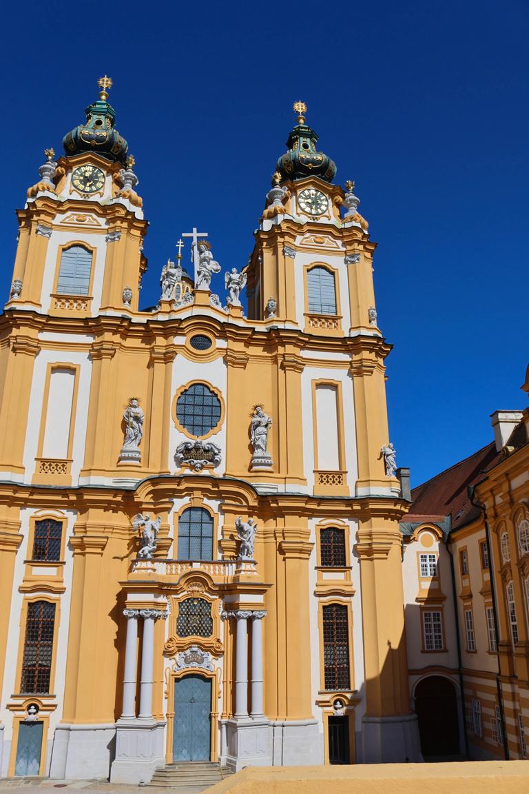 Mit seinen weltberühmten Kulturschätzen gilt Stift Melk als eines der meistbesuchten Ausflugsziele Österreichs. Selbst wenn die Donau wie in diesem Sommer Niedrigwasser führt, bleibt das Stift Melk der unbestrittene Fixpunkt auf jeder Kulturreise durch Niederösterreich
