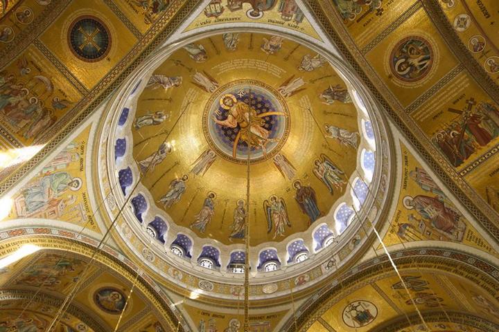 Das beeindruckende Kuppelmosaik in der Sankt Sava-Kathedrale in Belgrad erstreckt sich über eine Fläche von etwa 1.230 Quadratmetern. Das Mosaik zeigt die Auferstehung Christi