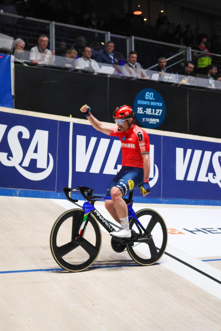 Simone Consonni freut sich unmittelbar nach dem Finale am Montag auf den Sieg der 59. Sixdays.