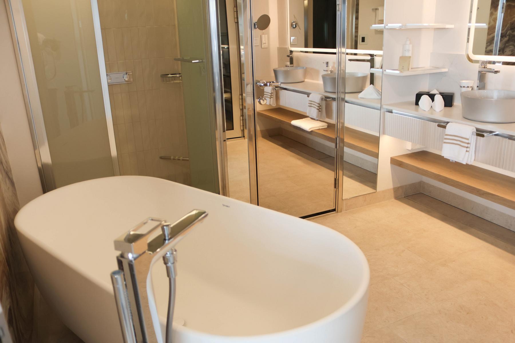 Die Große Freiheit Suite auf der „Mein Schiff Relax“ verfügt über zwei separate Badezimmer auf ihren zwei Etagen mit luxuriöser Ausstattung. Hier abgebildet ist die freistehende Badewanne im Hauptbad mit tollem Komfort
