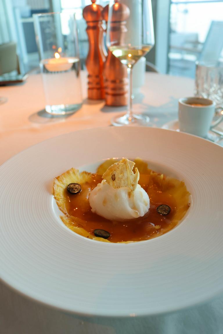 Gewürztes Ananas Carpaccio als Nachspeise im X-View-Restaurant
