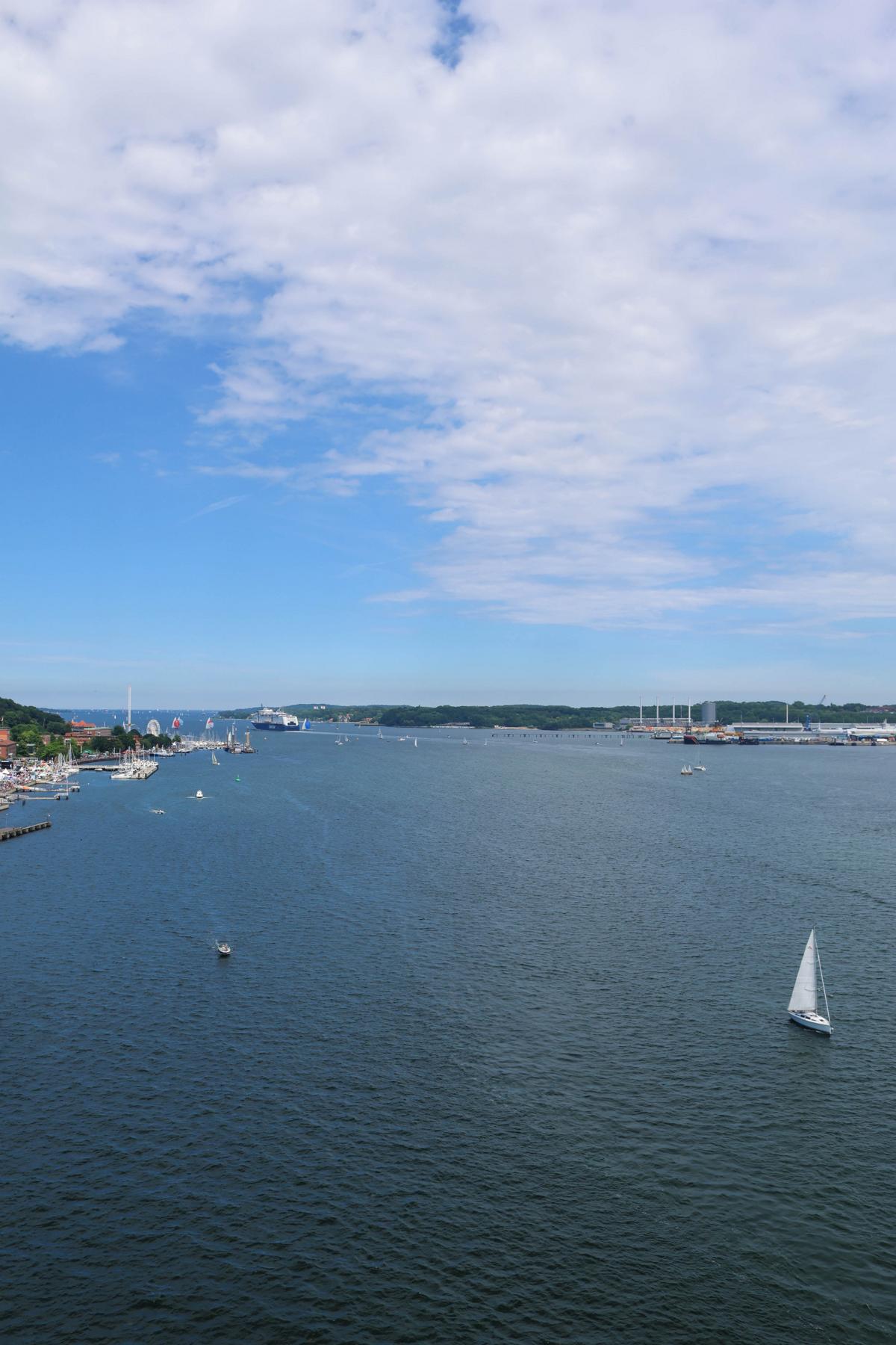 Ausblick von den oberen Decks der „Mein Schiff Relax“ auf die sommerliche Kieler Förde. Zum Eröffnungswochenende der Kieler Woche bietet der Kreuzfahrtriese seinen Gästen die perfekte Kulisse für den Start in die skandinavische Sommerreise