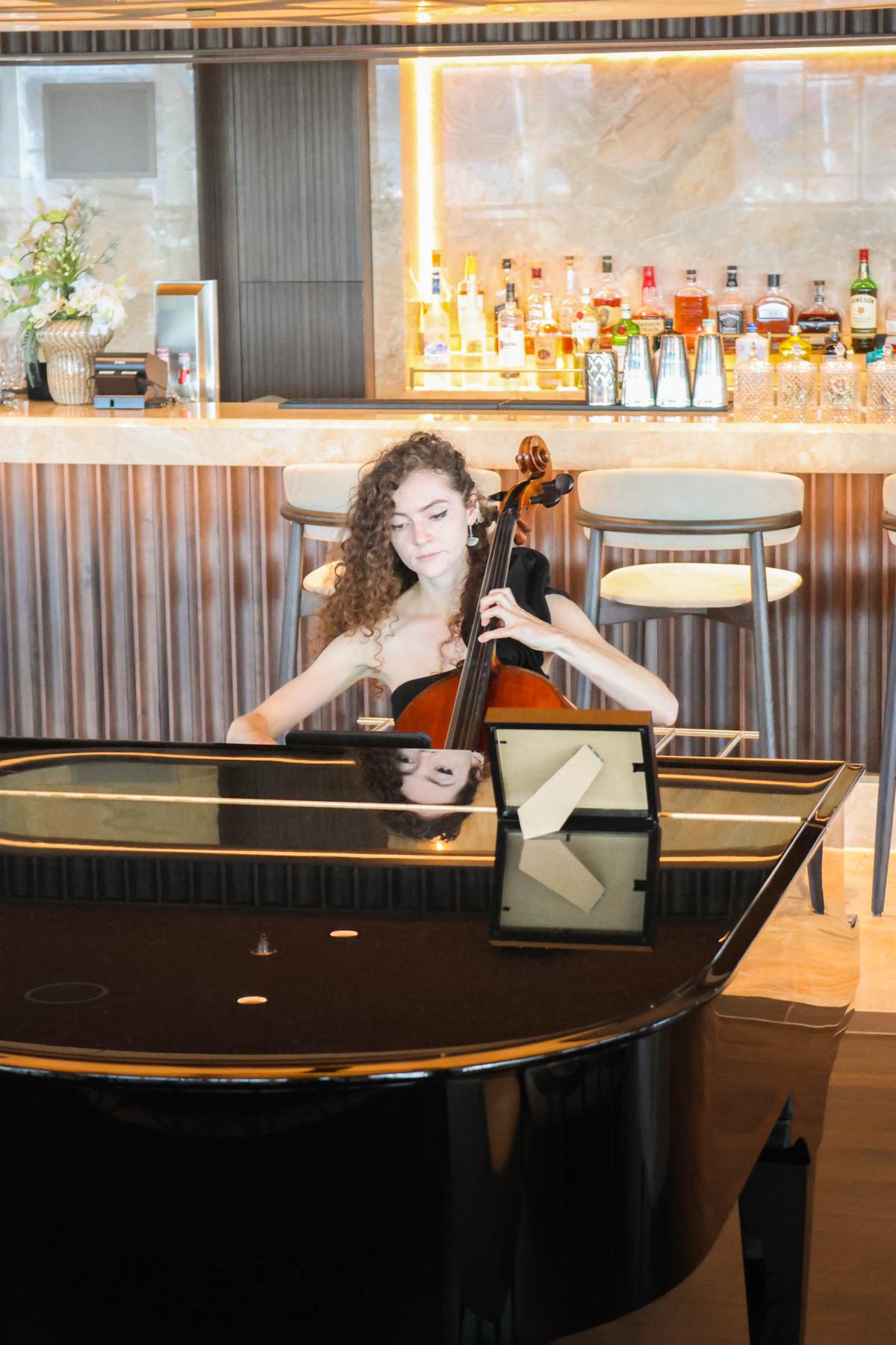 In der Explora Lounge wird generell auf Instrumenten gespielte musikalische Untermalung geboten
