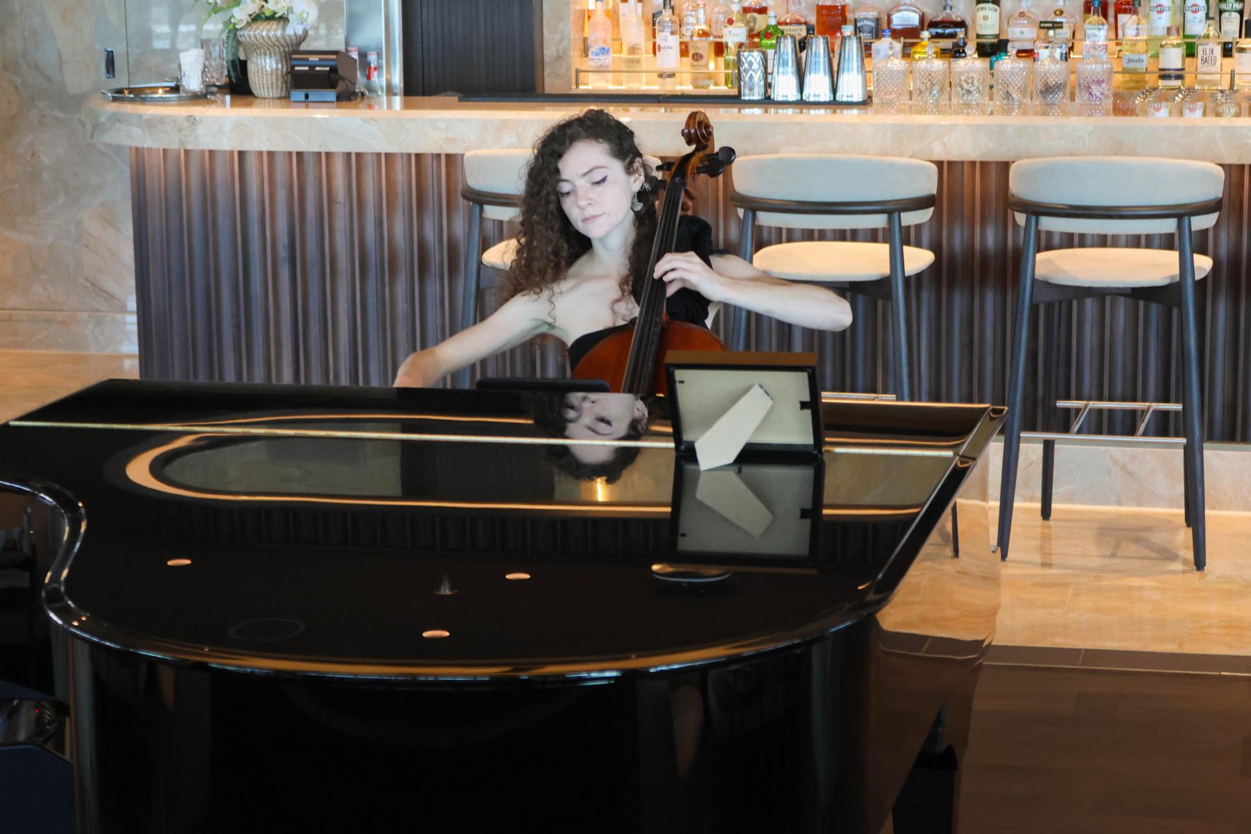 In der Explora Lounge wird generell auf Instrumenten gespielte musikalische Untermalung geboten