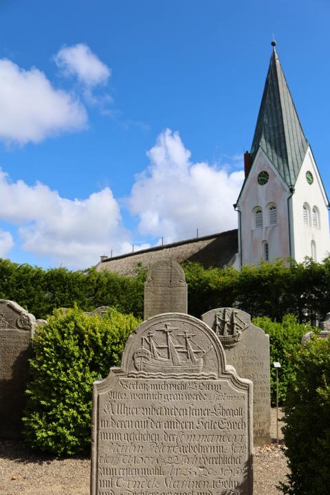 Die St. Clemens-Kirche in Nebel auf Amrum wurde im 13. Jahrhundert erbaut und ist eines der ältesten Bauwerke der Insel