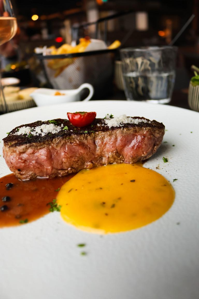 Das Høfde setzt auf hochwertige Zutaten: Ein medium gebratenes 250-Gramm Sirolin-Steak vom Pommernrind, medium gebraten, dazu Sauce Béarnaise, Cognac-Pfeffer-Jus und Trüffelsalz