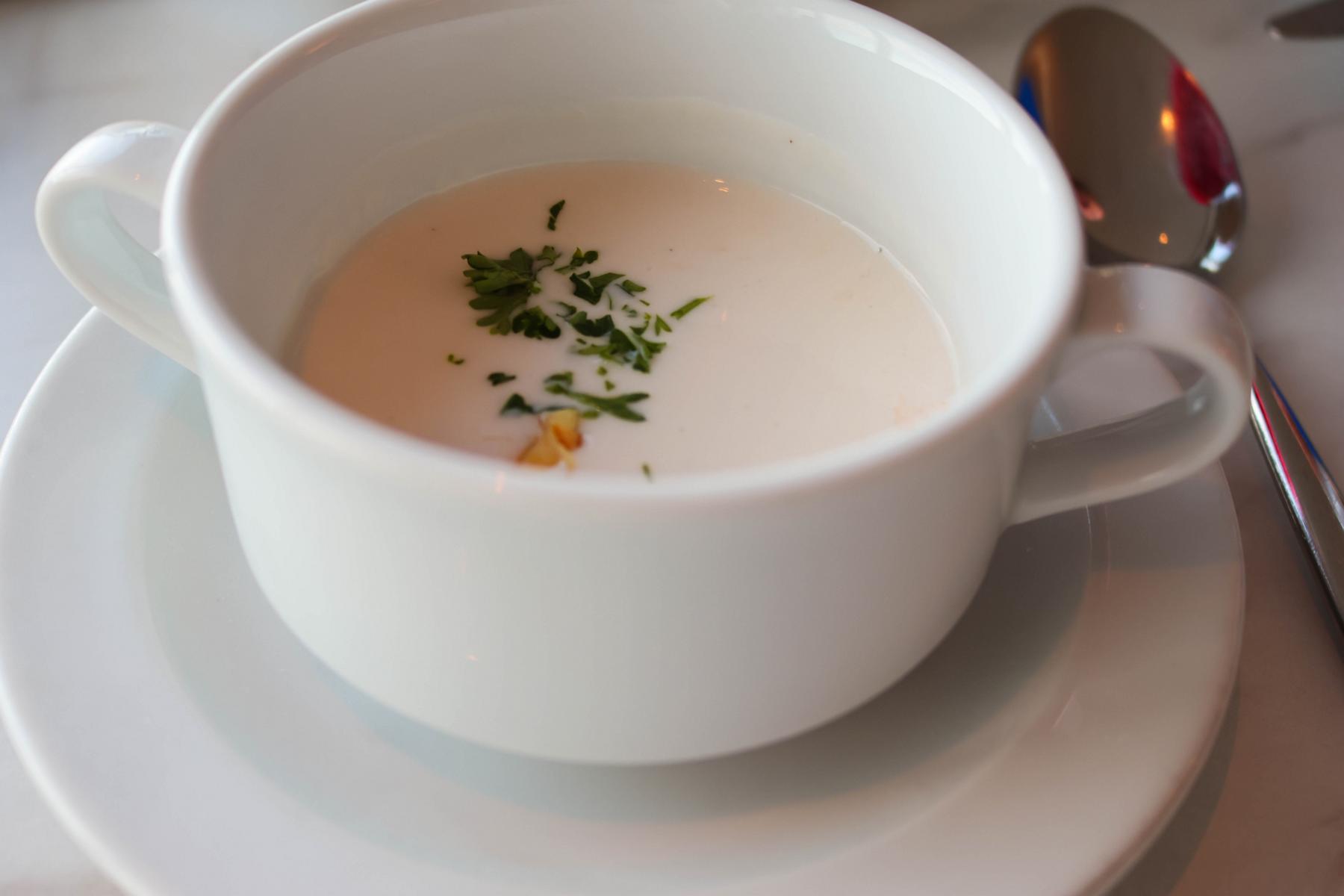 In der Osteria der „Mein Schiff Relax“ sorgen Pizza, Pasta und Dolci für italienische Lebensart auf hoher See. Hier eine Cremesuppe aus Mandeldrink und geröstetem Knoblauch