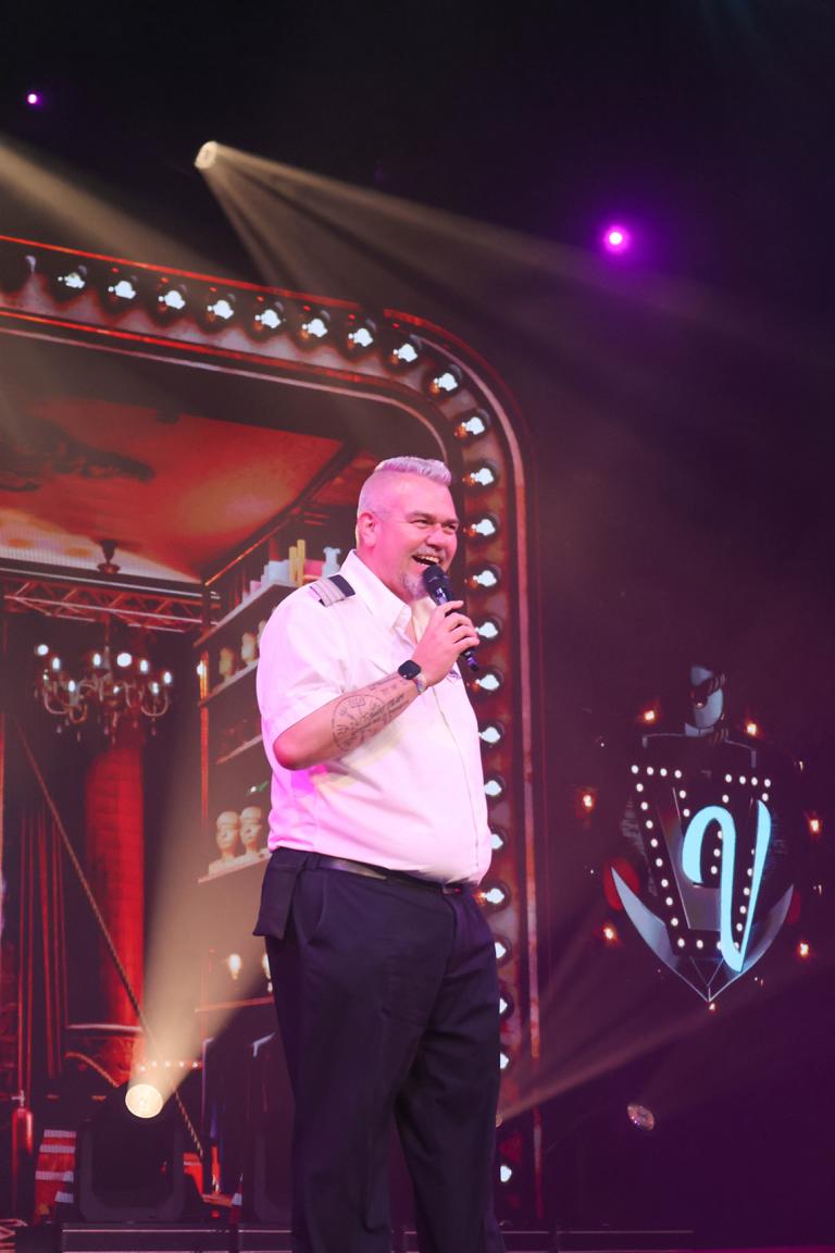 Das Theater zählt zu den wichtigsten Wirkungsstätten des Kreuzfahrtdirektors Martin Büto. Gemeinsam mit seinem Team sorgt er dafür, dass Shows, Konzerte und Veranstaltungen reibungslos ablaufen und besondere Urlaubsmomente entstehen. Sein Credo: „Am Ende geht es immer nur darum, Emotionen zu schaffen“