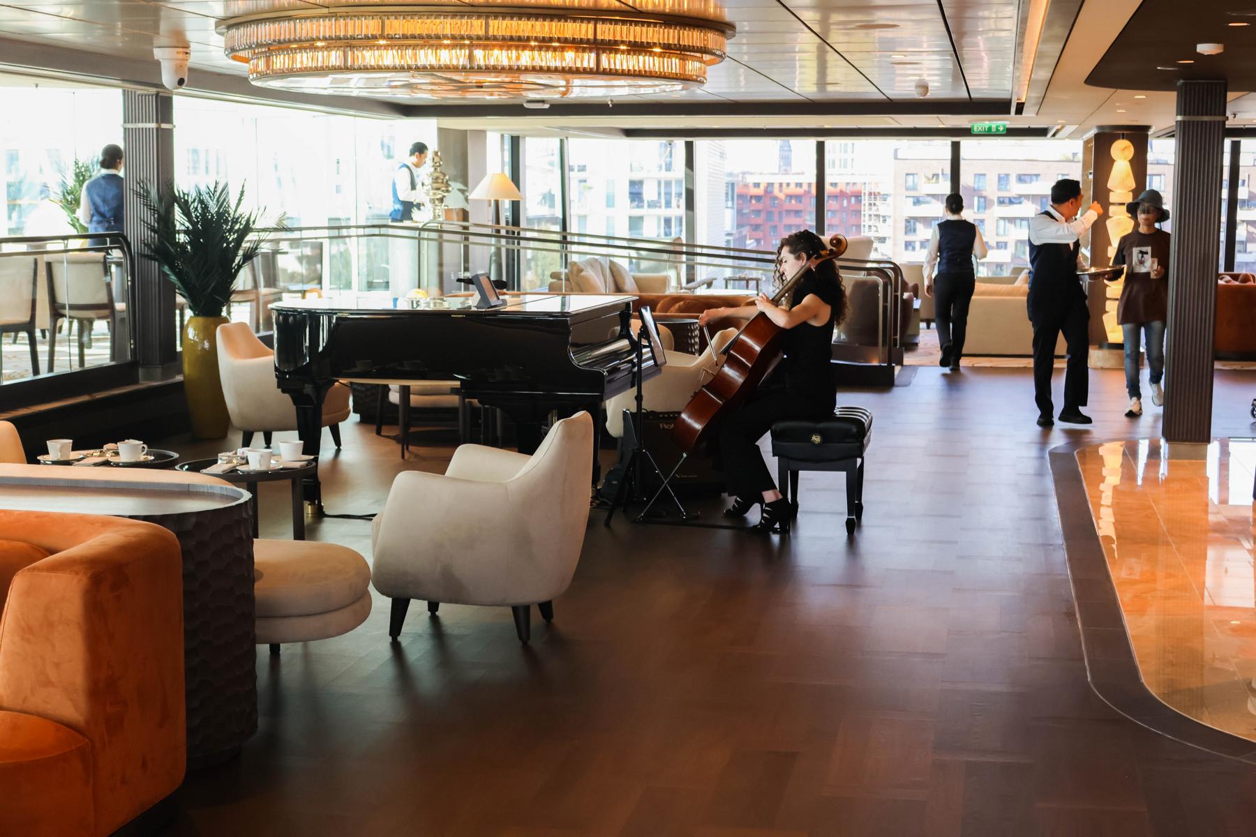 Eine Cellistin sorgt in der Explora Lounge mit klassischen Klängen für stilvolle Unterhaltung