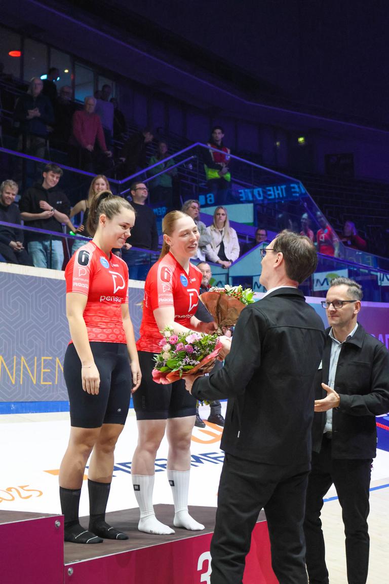 Gesamtwertung Elite-Teams der Frauen. Platz 3 Nora Tveit (links) und Lucy Nelson (rechts)