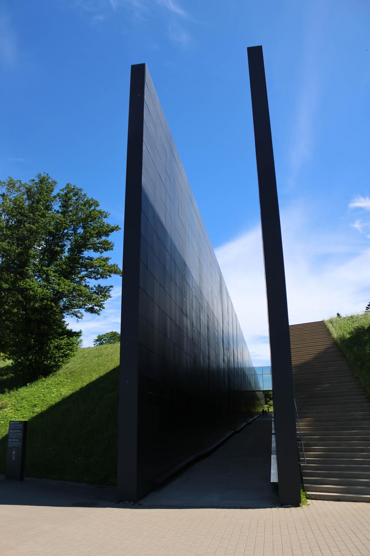 Der Eingang zum 200 Meter langen „schwarzen Gang“ der estnischen Gedenkstätte für die Opfer des Kommunismus in Tallinn-Maarjamäe. Das moderne Mahnmal bricht bewusst mit dem monumentalen sowjetischen Ehrenmal aus den 1970er-Jahren, das direkt nebenan an die einstige Besatzungsmacht erinnert