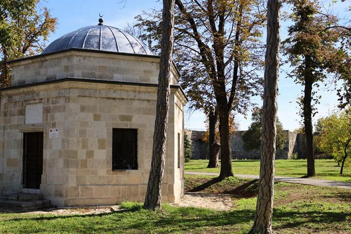 Das sechseckige Gebäude im zentralen Bereich der Oberstadt ist das Mausoleum von Damat Ali Pasha – eines der wenigen noch erhaltenen Türkischen Gebäude in Belgrad