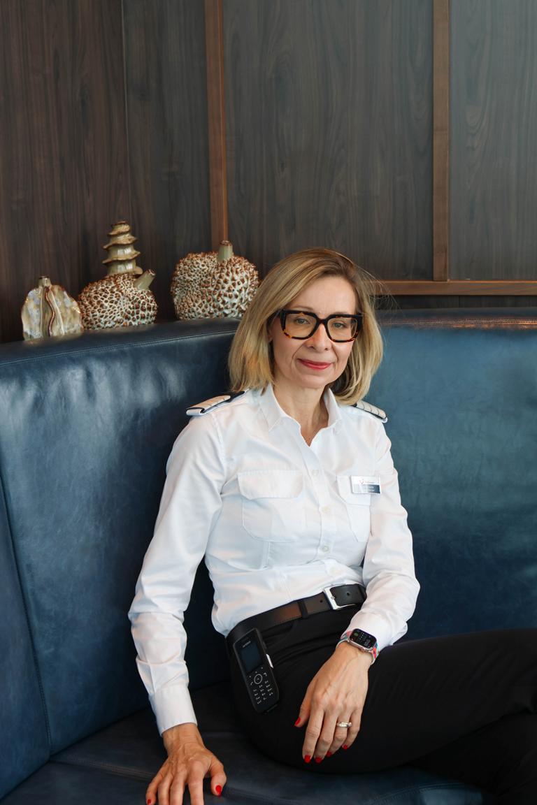 General Managerin Miriam Pospis entspannt am liebsten in der Captain‘s Bar der „Mein Schiff Relax“