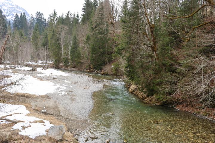 Das Winterwandern an der Breitach, der durch Hirschegg im Kleinwalsertal bis nach Oberstdorf fließt, ist ein besonders eindrucksvolles Naturerlebnis