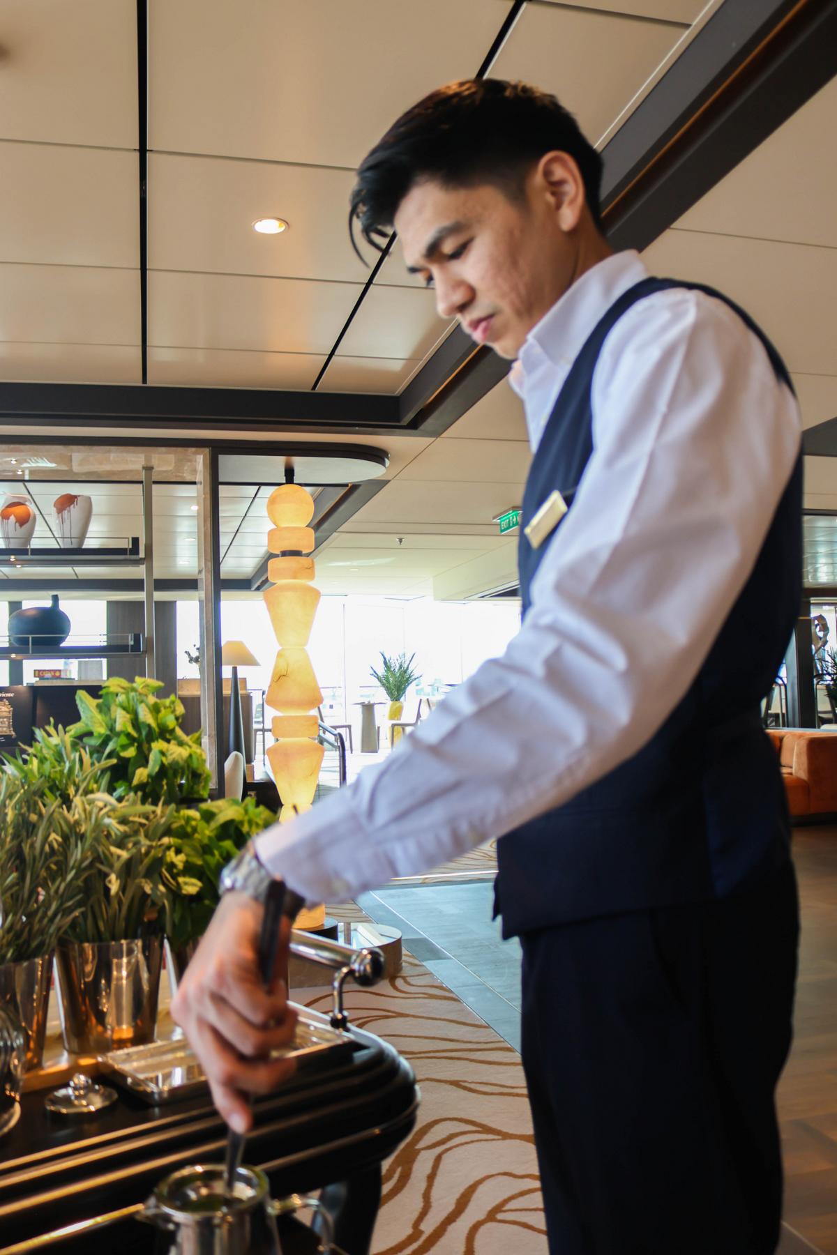 Die traditionelle Teatime (Afternoon Tea) bei Explora Journeys findet täglich von 16-17 Uhr in der Explora Lounge auf Deck 11 statt