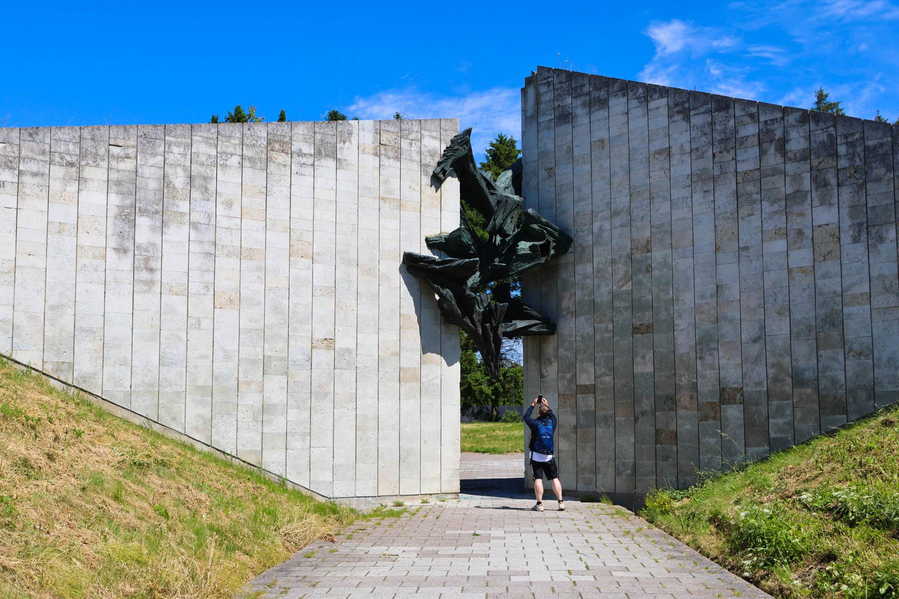 Monumentale Formen aus Beton und Metall. Die sowjetische Gedenkstätte Maarjamäe in Tallinn erinnert an die im Zweiten Weltkrieg gefallenen sowjetischen Soldaten