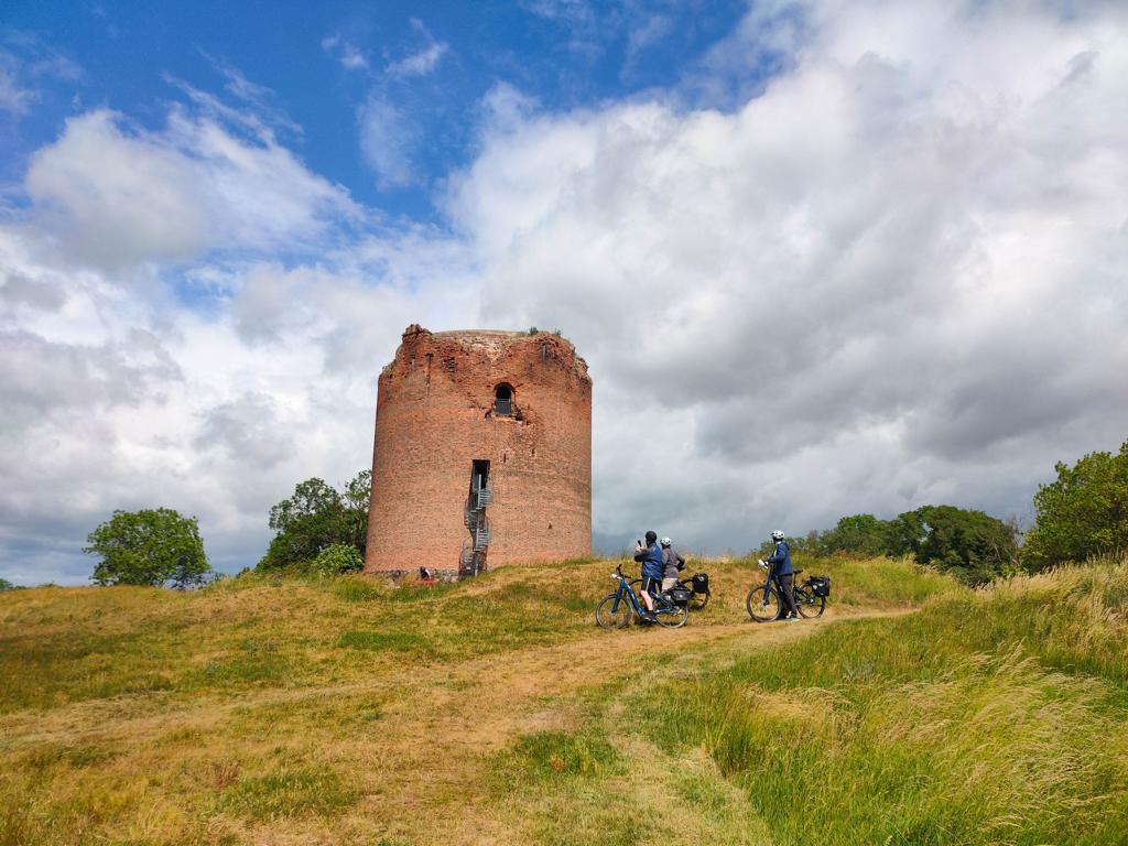 Stolper Turm „Grützpott“ bei Angermünde: Der größte Bergfried Brandenburgs aus dem 12. Jahrhundert bietet eine schöne Aussicht über den Nationalpark Unteres Odertal