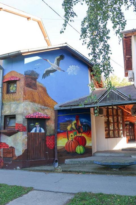 Das Künstlerdorf Kovačica ist reich an origineller Kunst und hat dank seiner traditionsreichen Naiven Malerei weltweiten Ruhm errungen