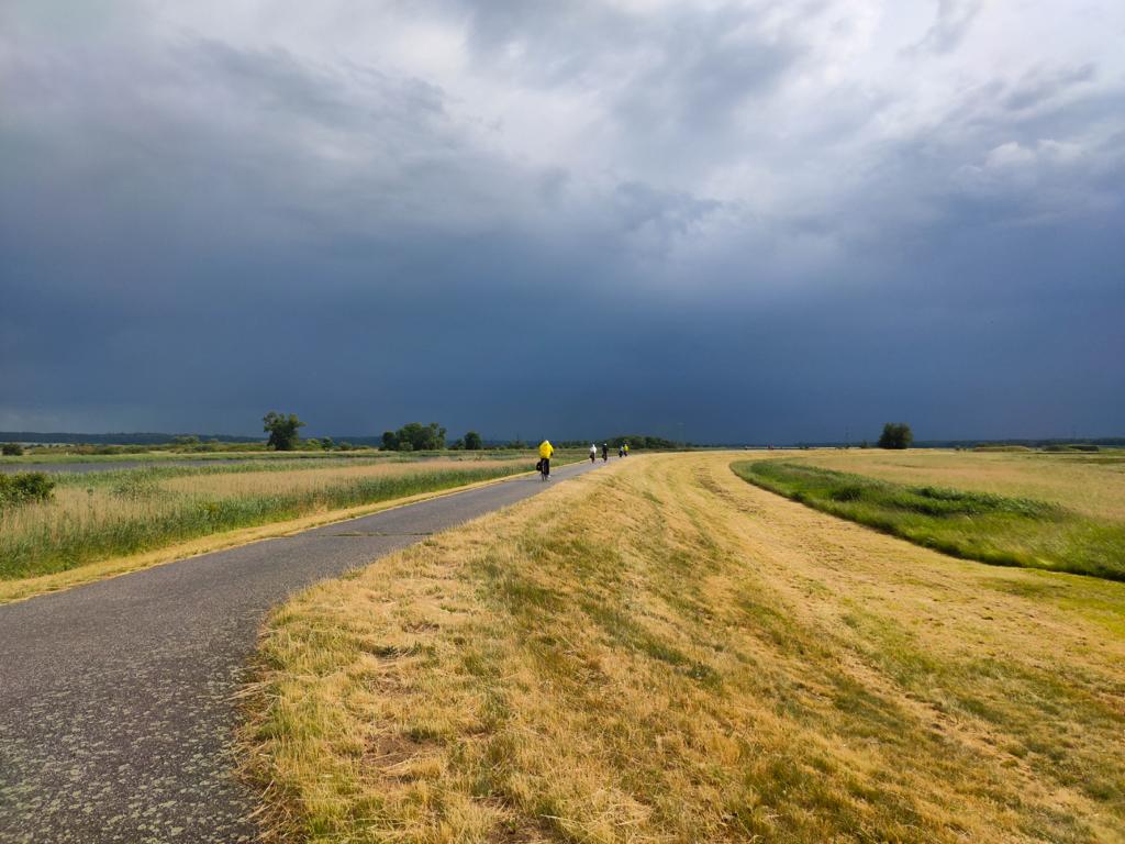 Auf der Deichetappe zwischen Mescherin und Schwedt trifft die Radgruppe ein kräftiger Wolkenbruch