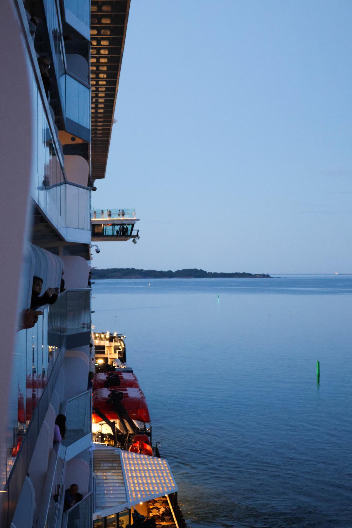 Spätes Auslaufen aus Helsinki kurz vor Mitternacht. Dank der legendären Weißen Nächte im Jini wird es kaum richtig dunkel – ein unvergesslicher Blick vom Balkon der Kabine 10230