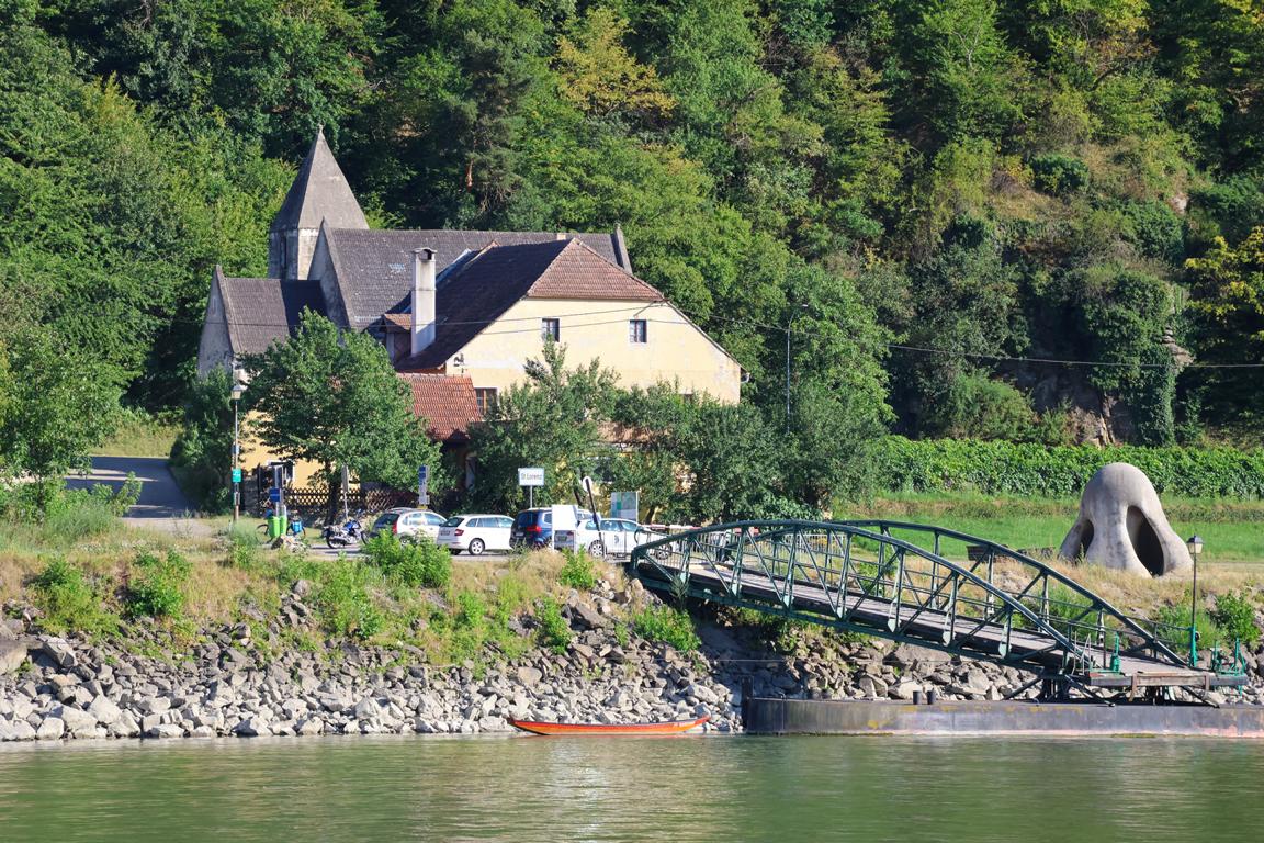 Skulptur „Wachauer Nase“ der Künstlergruppe Gelitin: Ein Blickfang direkt am Fähranleger in Sankt Lorenz