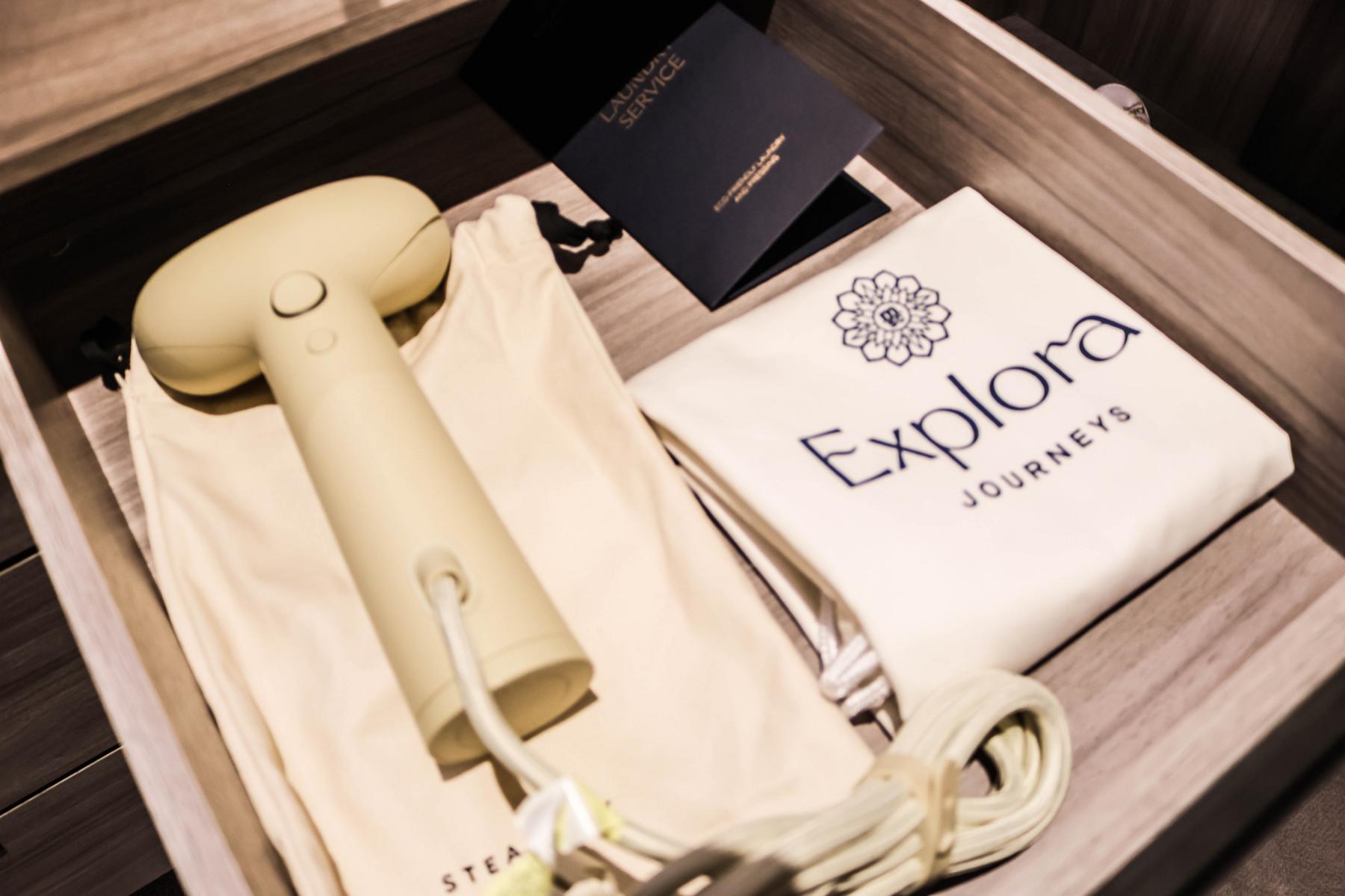 In jeder Suite der „EXPLORA III“ gehört ein Steamery-Dampfglätter zur Ausstattung. Knitterfalten nach der Anreise lassen sich damit schnell und unkompliziert aus dem Lieblingsoutfit dampfen