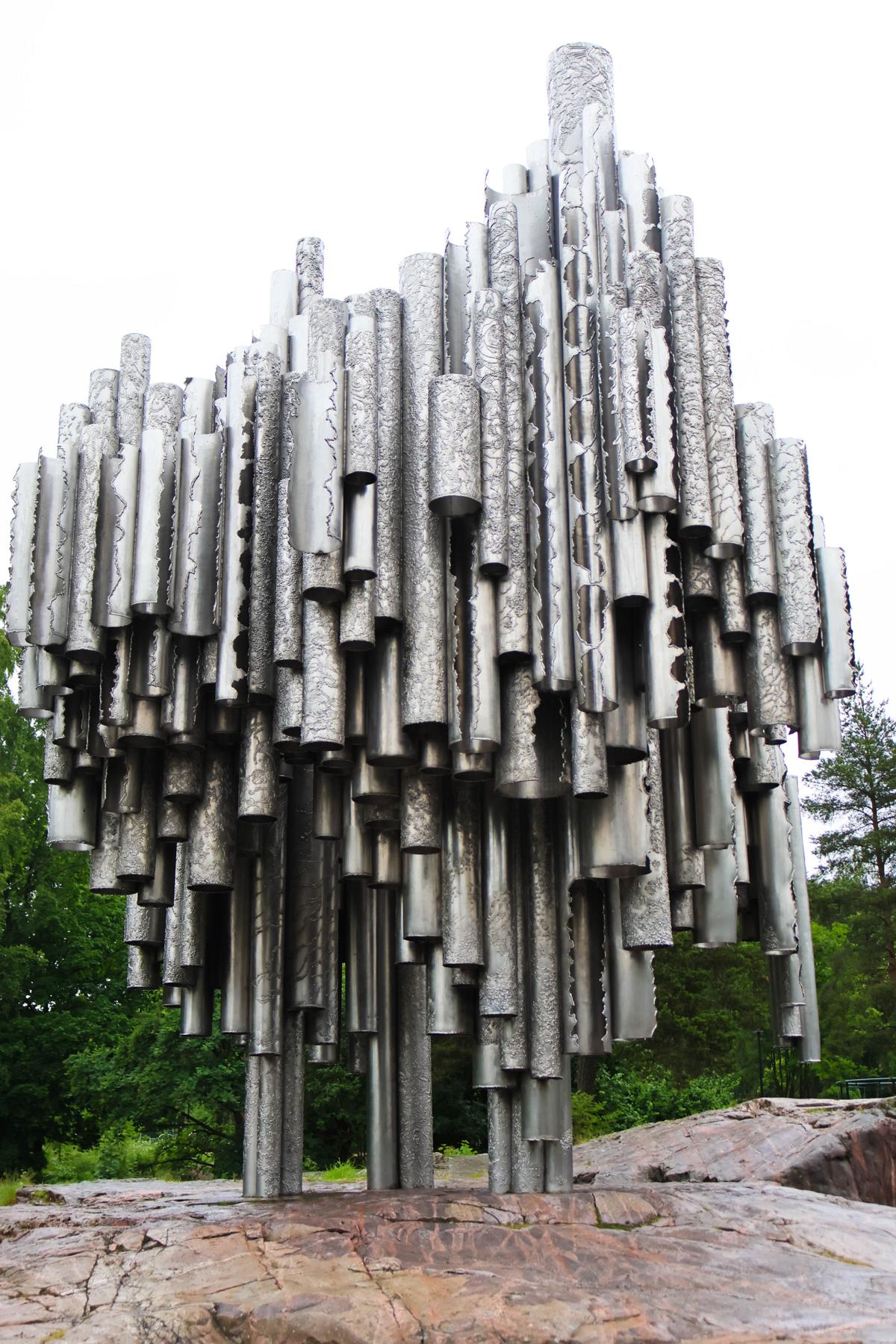 Das Sibelius-Denkmal in Helsinki ist ein beeindruckendes Kunstwerk zu Ehren des beliebten finnischen Komponisten Jean Sibelius