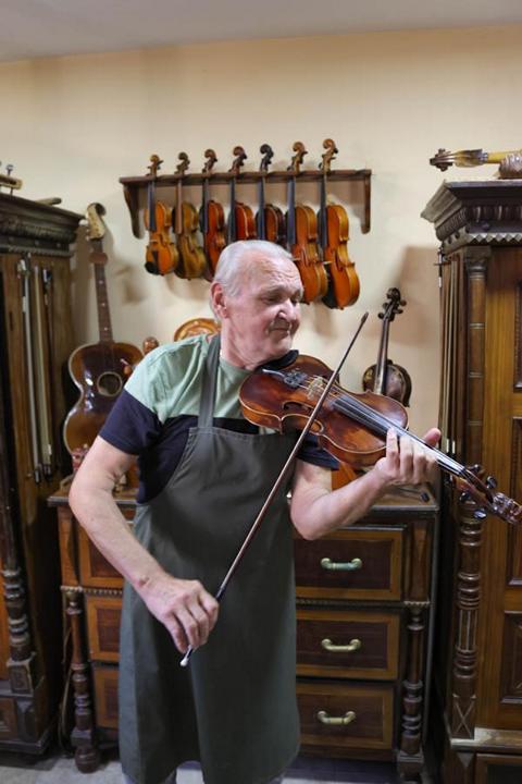 Der Geigenbauer Jan Nemček verbindet in seinem Atelier das Handwerk mit der Liebe zur Musik. Besonders großen Wert legt er auf die Auswahl des richtigen Holzes, um einen einzigartigen Klang zu erzeugen