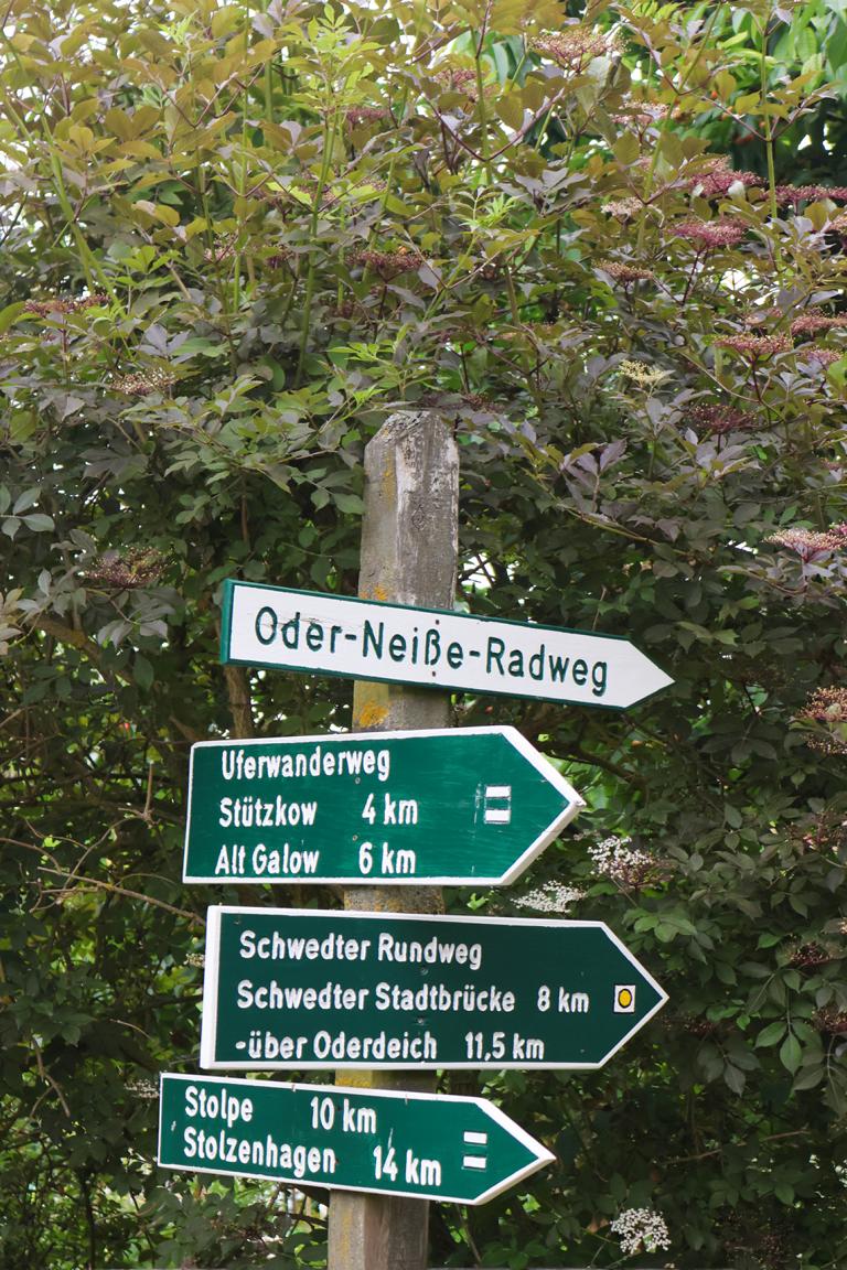 Hinweisschild im unteren Odertal: Der Oder-Neiße-Radweg erschließt die weite Auenlandschaft dieser landschaftlich reizvollen Region