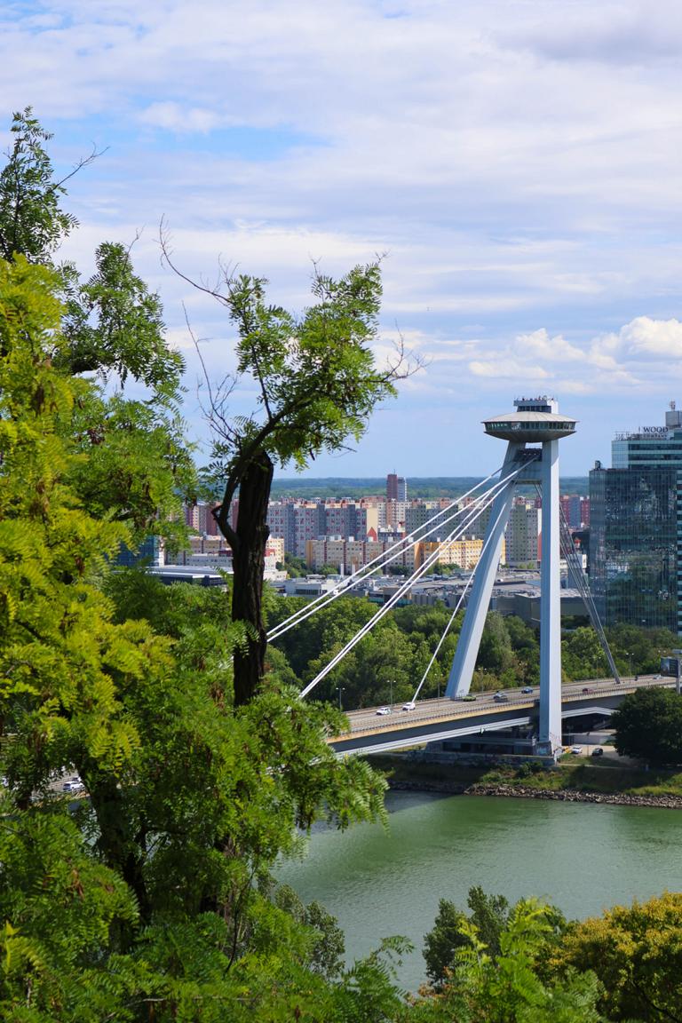Die markante Silhouette der „UFO-Brücke“ ist ein unübersehbarer Blickfang in Bratislava. Die offene Aussichtsebene bietet einen 360-Grad-Panoramablick