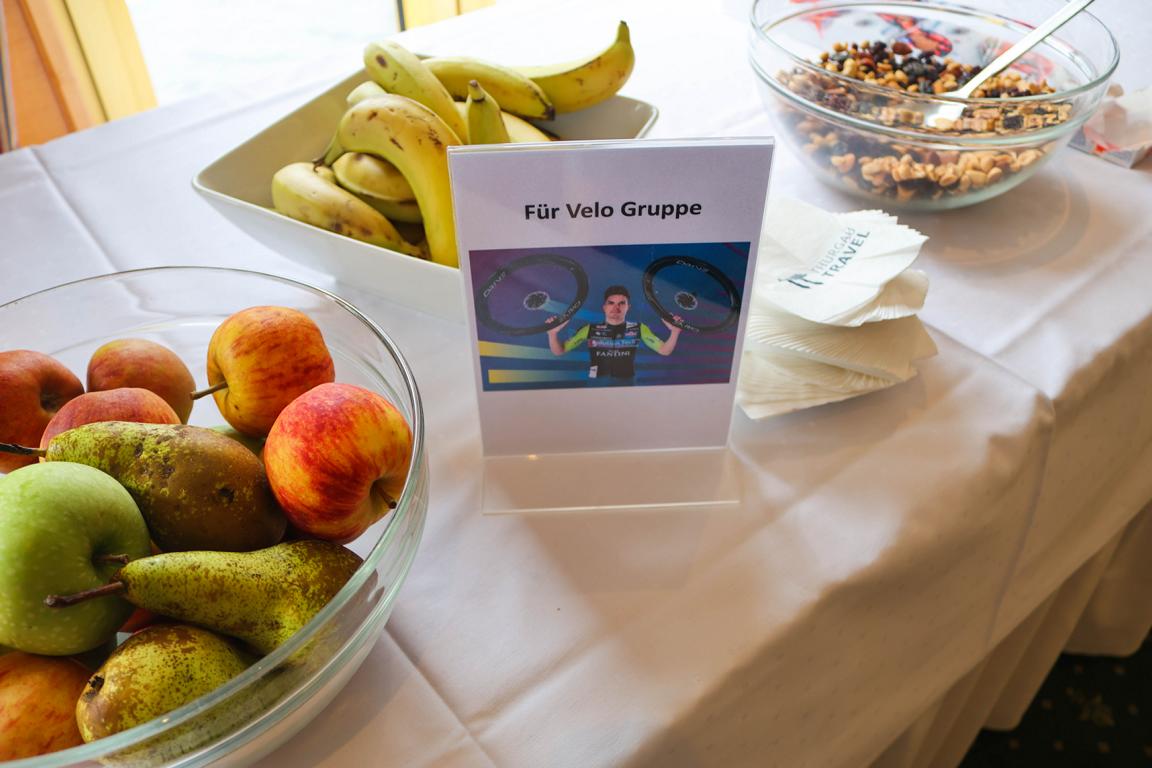 Power-Genuss für Radfahrer im Panorama-Salon auf dem Oberdeck der Thurgau Chopin: Nüsse, frisches Obst und viele Bananen zum Mitnehmen sorgen für Energie während der Etappen