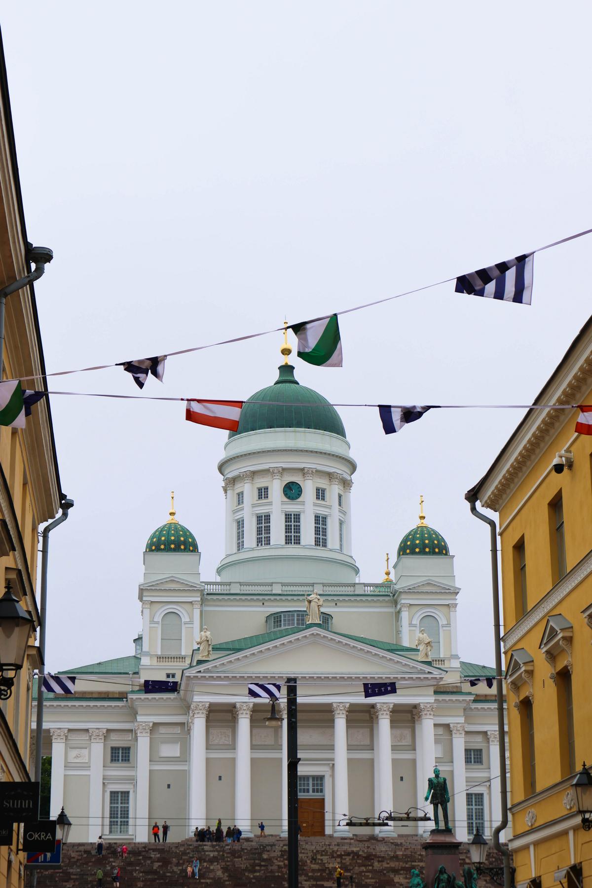 Der Dom zu Helsinki überragt die Dächer der finnischen Hauptstadt