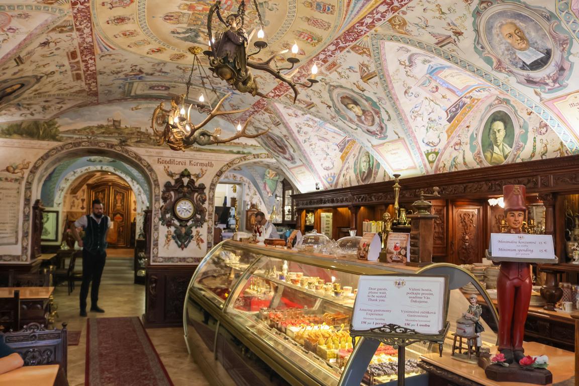 Das vielleicht schönste Café Mitteleuropas: Die Konditorei Kormuth in Bratislava. Aufwendige Malereien, antike Uhren und prunkvolle Kronleuchter prägen das einzigartige Interieur
