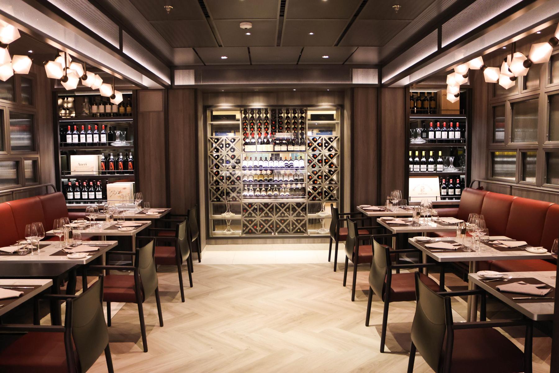 Im Marble & Co. Grill auf Deck 5 dreht sich alles um die Steakhouse-Küche. Ausgewählte Cuts, ein eigener Dry Ager und Platz für rund 80 Gäste machen das Restaurant zu einer der kulinarischen Adressen an Bord