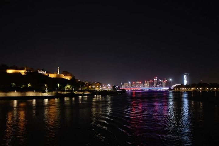 Serbiens Hauptstadt Belgrad bei Nacht. Die Metropole mit circa 1,4 Mio. Einwohnern liegt an der Mündung der Save in die Donau und ist ein Highlight einer Donaukreuzfahrt
