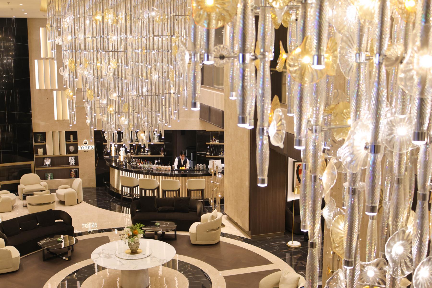Wie schwebende Blüten aus Glas ziehen die Venini-Leuchter über der Lobby die Blicke auf sich. In Murano von Hand gefertigt, verbinden die Lichtskulpturen venezianische Glasmacherkunst mit der eleganten Architektur der neuen „EXPLORA III“