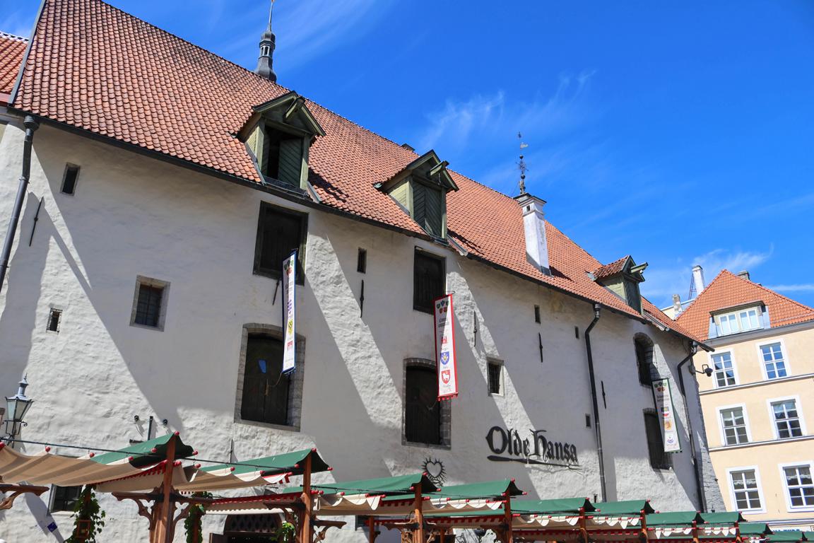 Das Olde Hansa zählt zu den bekanntesten Restaurants Tallinns und greift die Geschichte der Hansestadt mit authentischem Ambiente und traditioneller Küche auf
