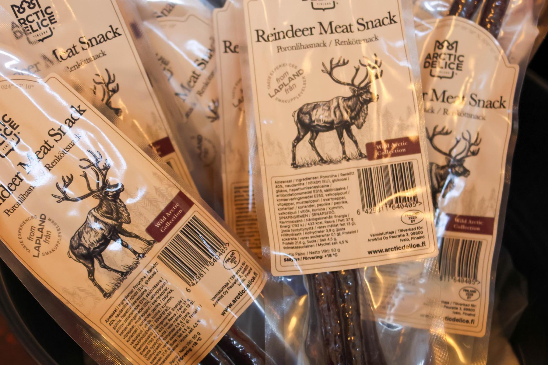Spezialitäten aus Lappland: Getrocknetes-Rentierfleisch an einem Verkaufsstand in der Alten Markthalle von Helsinki. Die arktische Delikatesse wird in verschiedenen Variationen angeboten