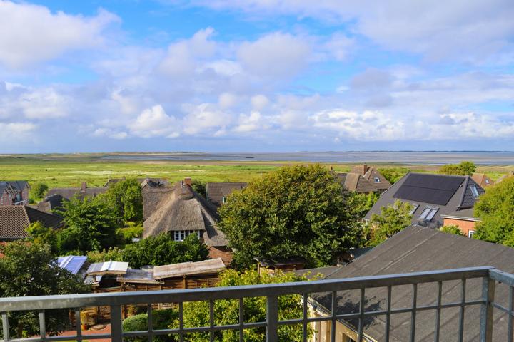 Die neugestalteten Doppelzimmer im Haupthaus des Hotels Hüttmann bieten teilweise einen traumhaften Ausblick auf das Meer bis hin zur Insel Föhr