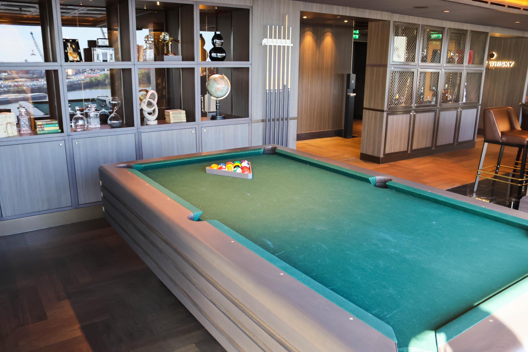 Der Billardtisch ergänzt das elegante Ambiente der Malt Whisky Bar an Bord der „EXPLORA III“