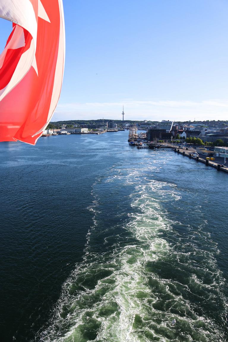 Die „Mein Schiff Relax“ läuft aus Kiel aus und hinterlässt eine markante Heckwelle auf der Förde