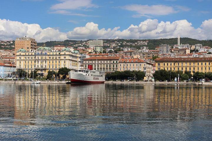 Vom Kreuzfahrthafen Rijeka ist das Stadtzentrum in etwa fünf bis zehn Minuten zu Fuß erreichbar