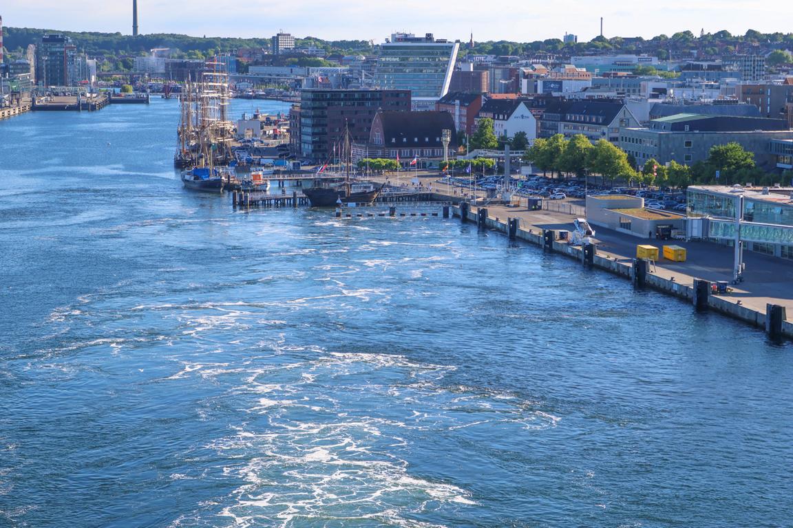 Die „Mein Schiff Relax“ läuft aus Kiel aus und hinterlässt eine markante Heckwelle auf der Förde