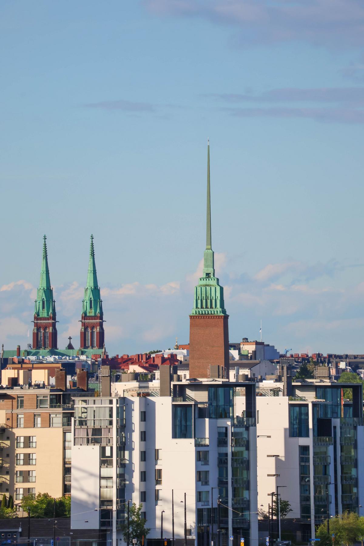Blick über die Dächer der finnischen Hauptstadt mit der markanten Mikael-Agricola-Kirche im Zentrum