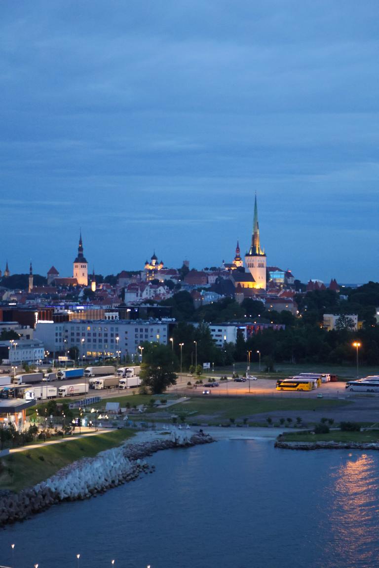 Blick vom Hafen auf Tallinns Altstadtsilhouette mit ihren charakteristischen Kirchtürmen
