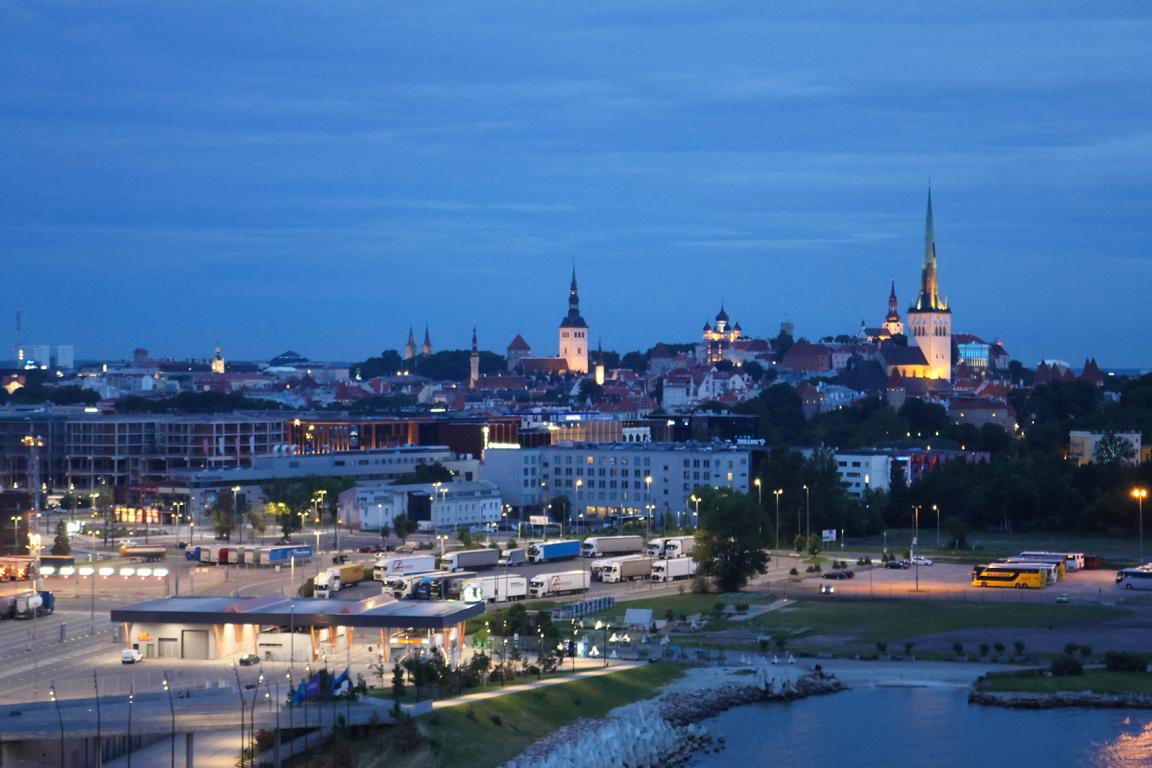 Blick vom Hafen auf Tallinns Altstadtsilhouette mit ihren charakteristischen Kirchtürmen